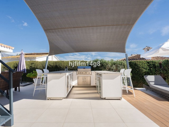 Villa con 4 Dormitorios  en Nueva Andalucía