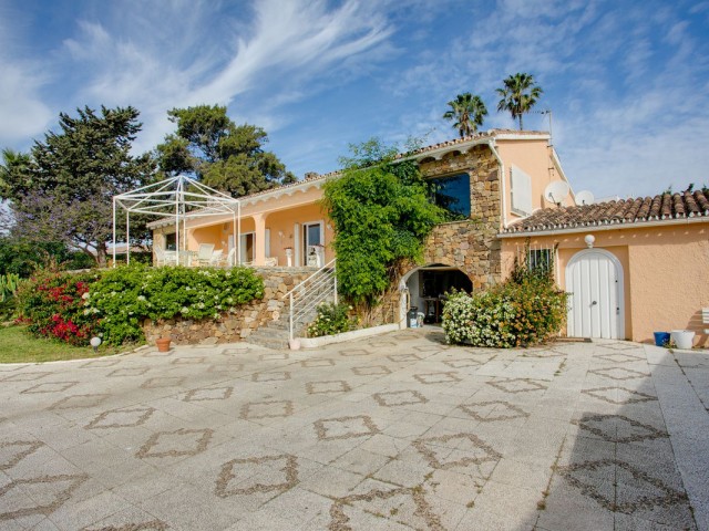 5 Bedrooms Villa in Estepona