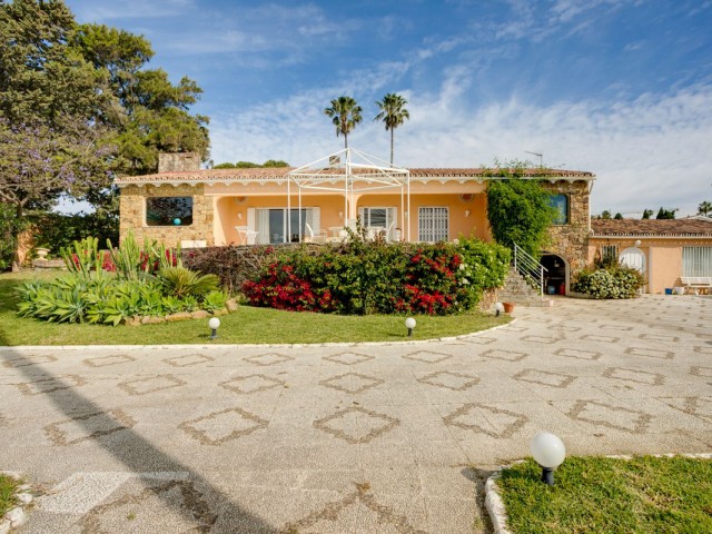5 Bedrooms Villa in Estepona