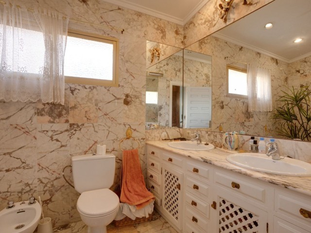 5 Bedrooms Villa in Estepona
