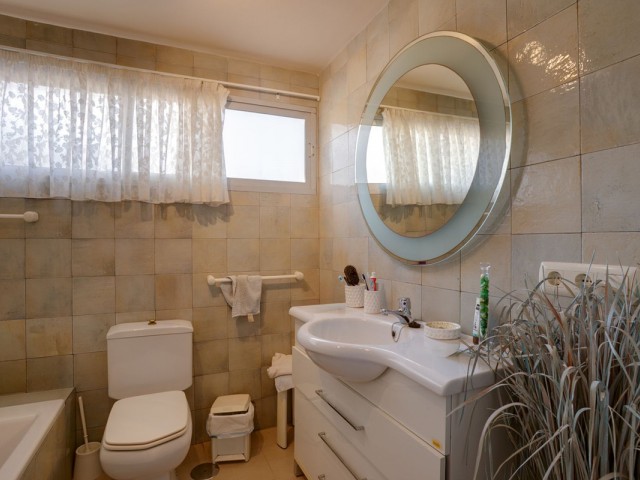 5 Bedrooms Villa in Estepona