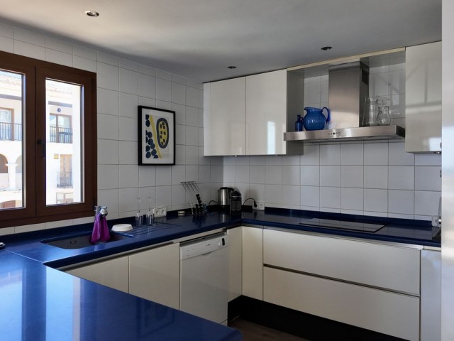 Apartamento con 4 Dormitorios  en La Duquesa