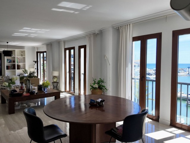 Apartamento con 4 Dormitorios  en La Duquesa