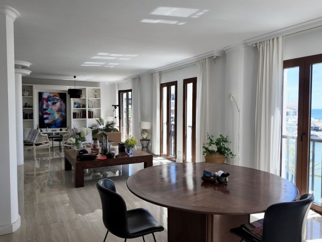 Apartamento con 4 Dormitorios  en La Duquesa