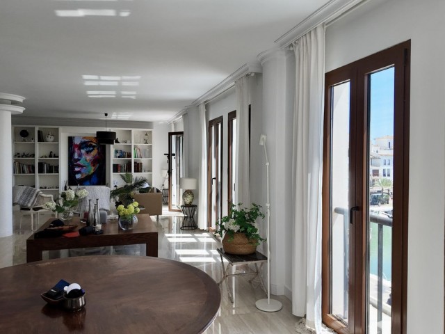 Apartamento con 4 Dormitorios  en La Duquesa