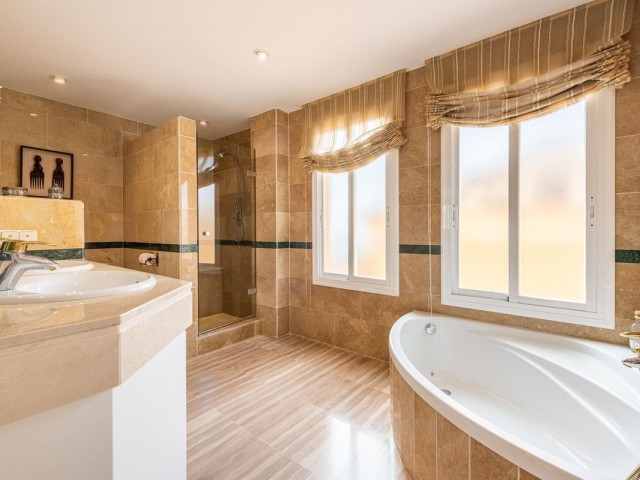 Appartement avec 4 Chambres  à Elviria