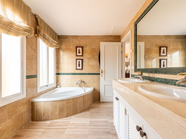Appartement avec 4 Chambres  à Elviria