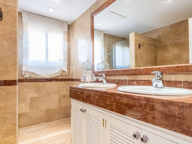 Appartement avec 4 Chambres  à Elviria