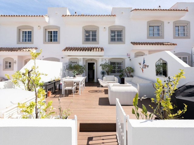 4 Slaapkamer Rijtjeshuis in Nueva Andalucía