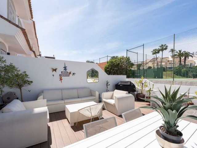 4 Slaapkamer Rijtjeshuis in Nueva Andalucía