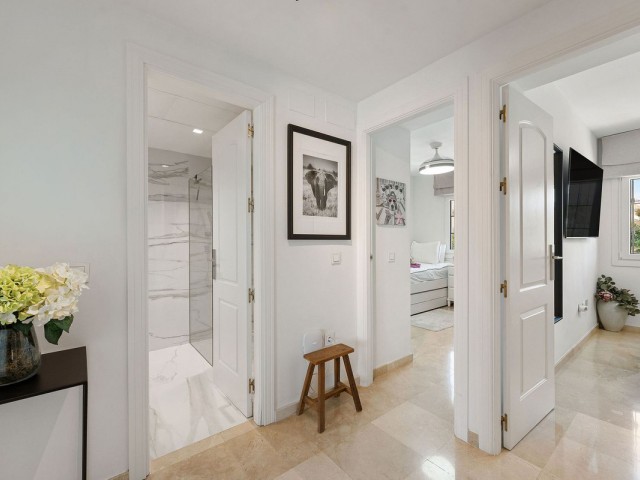 4 Slaapkamer Rijtjeshuis in Nueva Andalucía