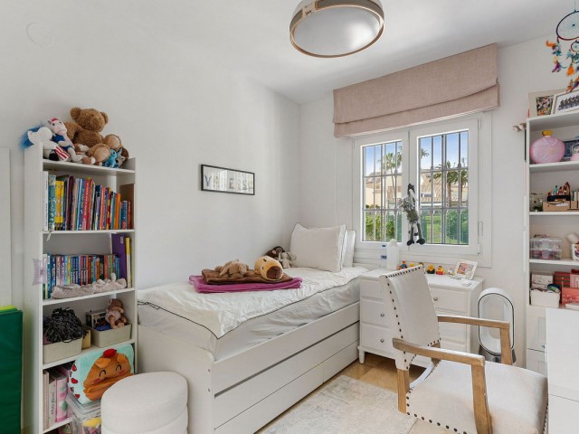 4 Slaapkamer Rijtjeshuis in Nueva Andalucía