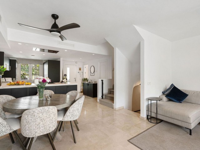 Maison mitoyenne avec 4 Chambres  à Nueva Andalucía