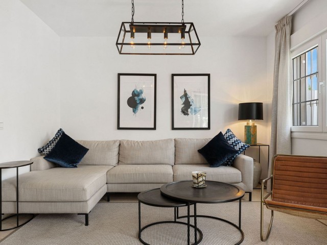 Maison mitoyenne avec 4 Chambres  à Nueva Andalucía