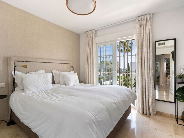 Maison mitoyenne avec 4 Chambres  à Nueva Andalucía