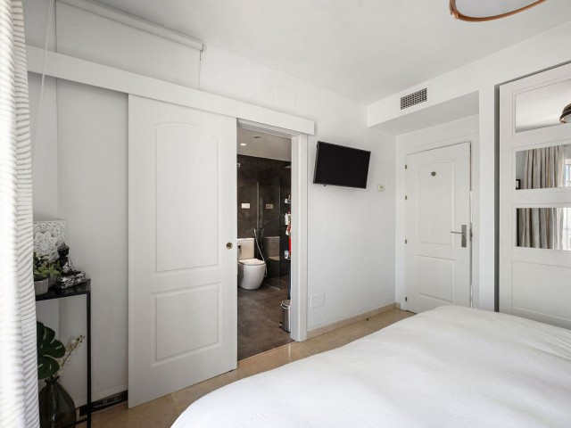 Maison mitoyenne avec 4 Chambres  à Nueva Andalucía
