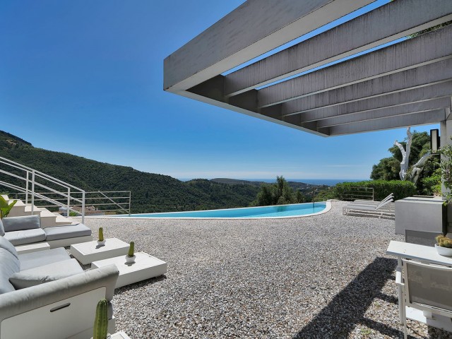 5 Bedrooms Villa in Benahavís