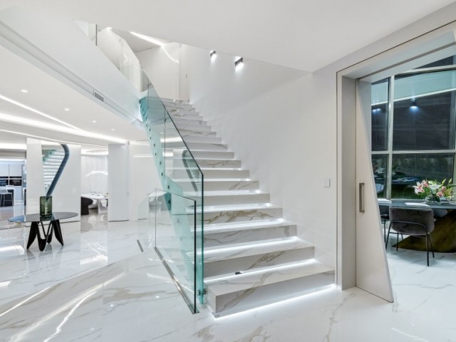 6 Bedrooms Villa in Marbella