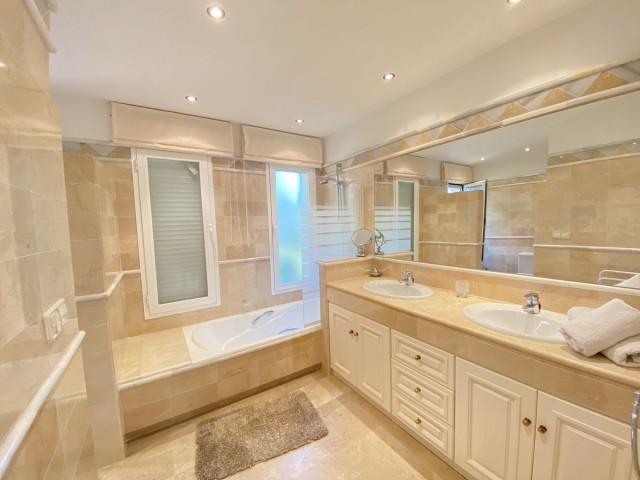 Appartement avec 3 Chambres  à Elviria