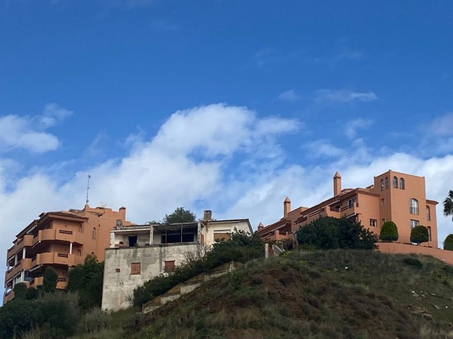 Plot, Los Pacos