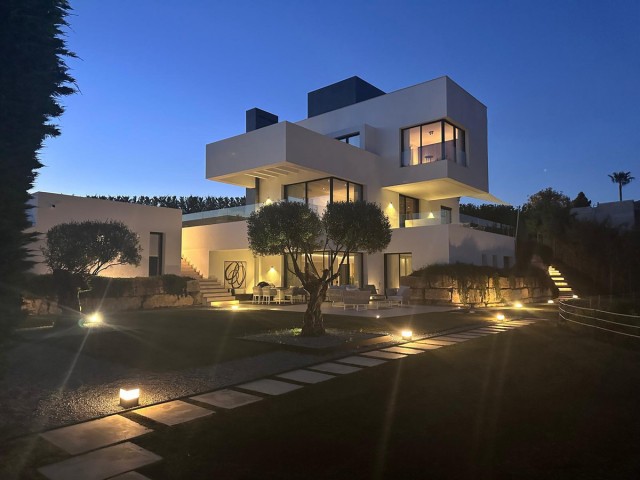 5 Bedrooms Villa in Benahavís