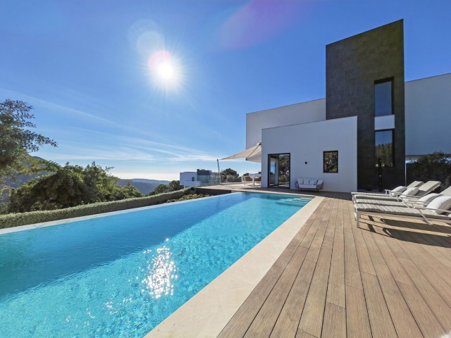 5 Bedrooms Villa in Benahavís