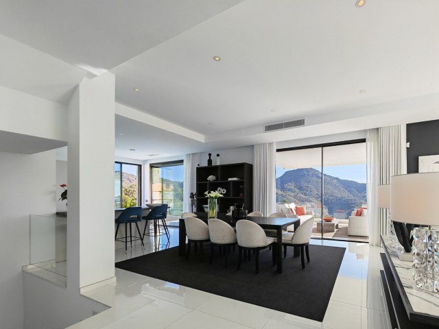 5 Bedrooms Villa in Benahavís