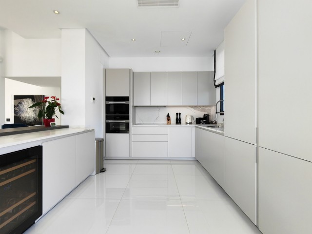 5 Bedrooms Villa in Benahavís