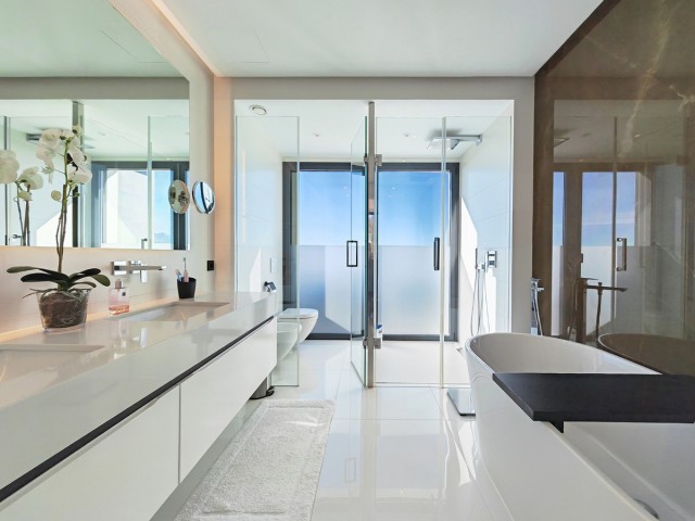 5 Bedrooms Villa in Benahavís