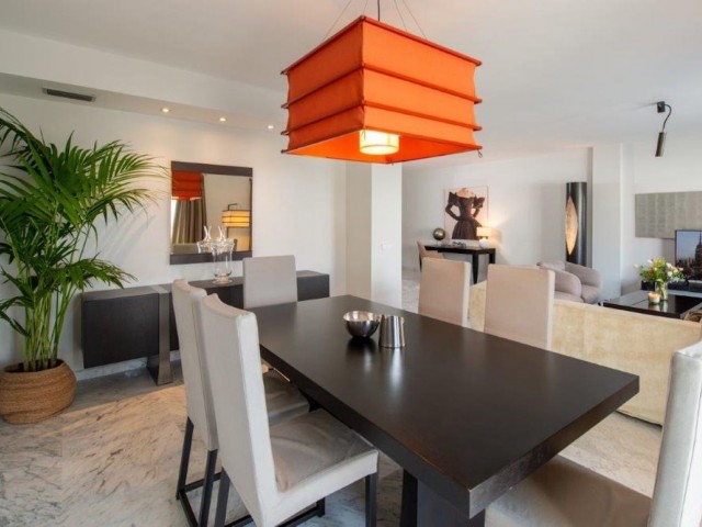 Apartamento con 3 Dormitorios  en Puerto Banús
