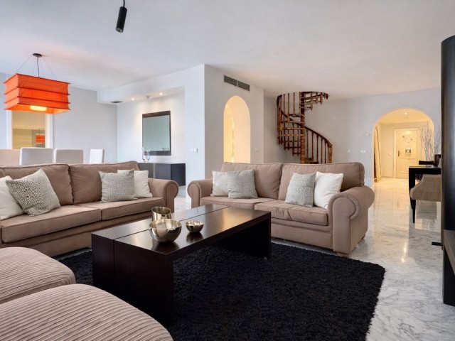 Apartamento con 3 Dormitorios  en Puerto Banús
