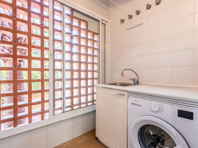 2 Bedrooms Apartment in Guadalmina Baja