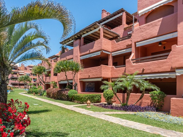 2 Bedrooms Apartment in Guadalmina Baja