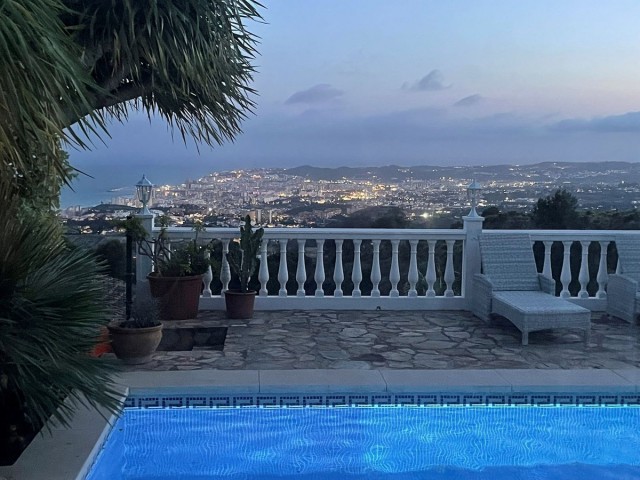 Villa avec 6 Chambres  à Mijas
