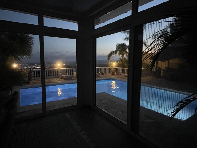 Villa avec 6 Chambres  à Mijas
