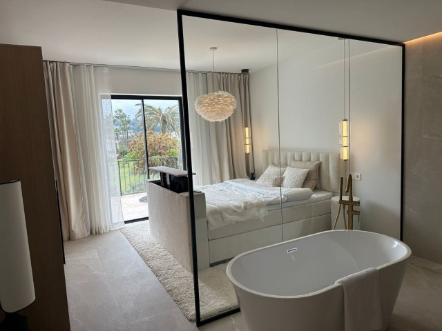 4 Slaapkamer Rijtjeshuis in Nueva Andalucía