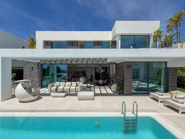 Villa avec 5 Chambres  à Cabopino