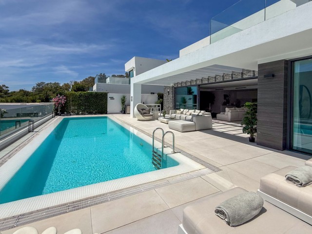 Villa avec 5 Chambres  à Cabopino