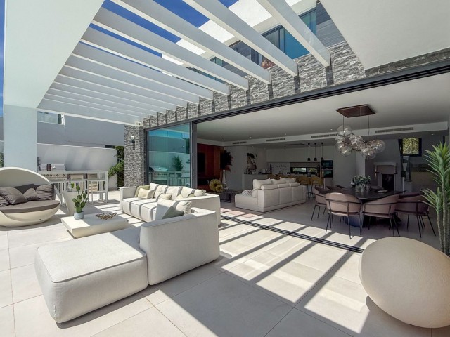 Villa avec 5 Chambres  à Cabopino
