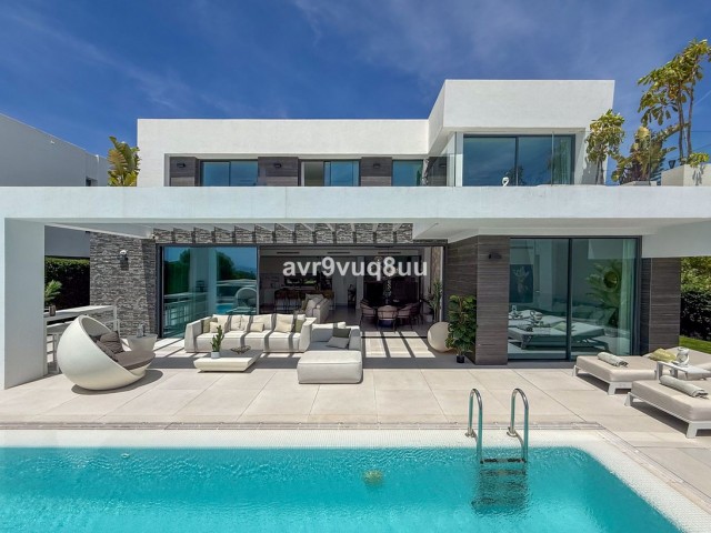5 Bedrooms Villa in Cabopino