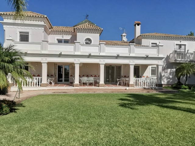 5 Soveroms Villa i Estepona