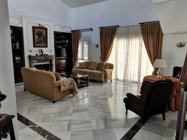 5 Soveroms Villa i Estepona