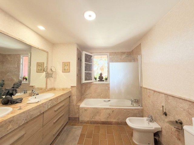 Maison mitoyenne avec 4 Chambres  à Sotogrande