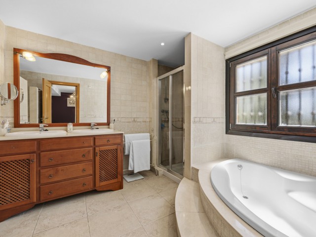 5 Bedrooms Villa in Guadalmina Alta