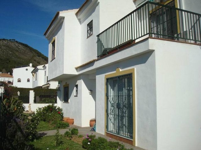 Maison mitoyenne avec 3 Chambres  à Mijas