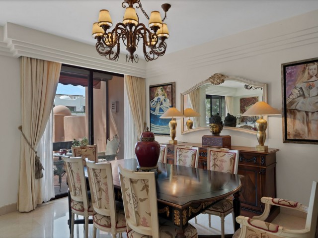 Penthouse avec 2 Chambres  à Puerto Banús