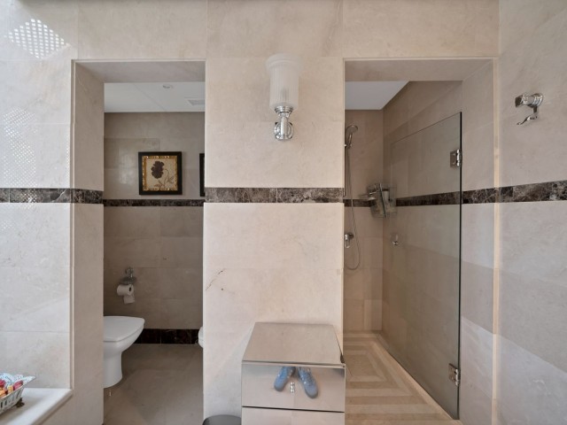 Penthouse avec 2 Chambres  à Puerto Banús