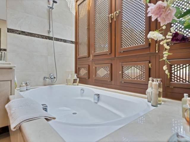 Penthouse avec 2 Chambres  à Puerto Banús