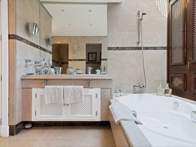 Penthouse avec 2 Chambres  à Puerto Banús