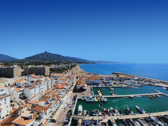 Penthouse avec 2 Chambres  à Puerto Banús